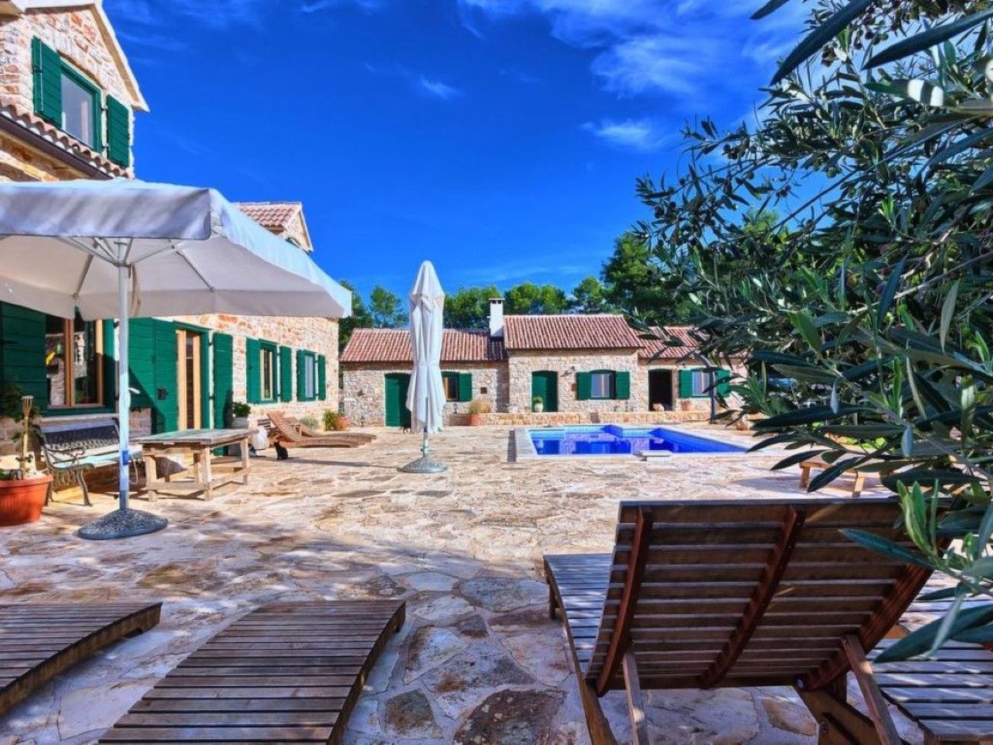 Villa Aristea bestehend aus drei Häusern-Drinnen