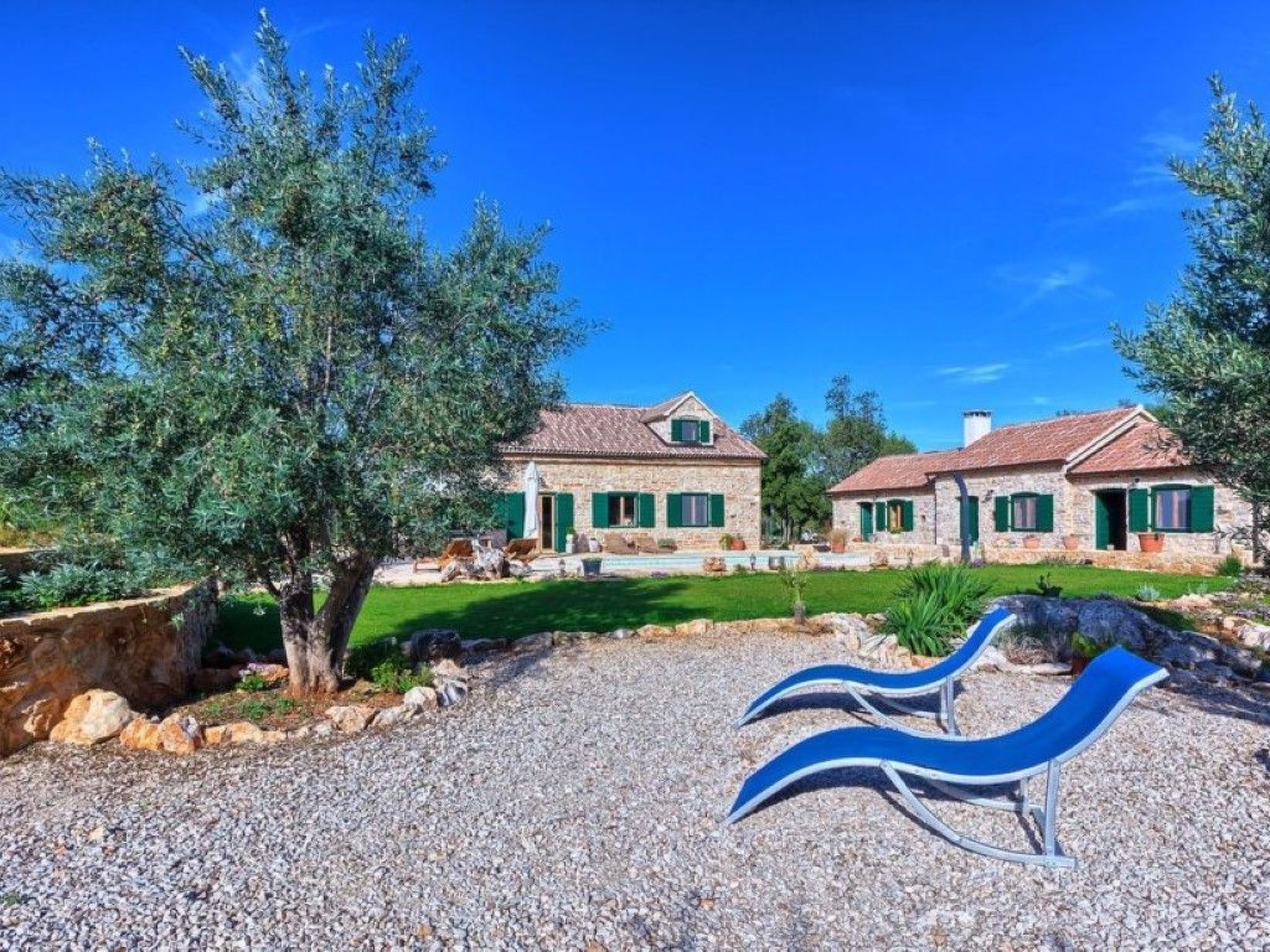 Villa Aristea bestehend aus drei Häusern-Drinnen