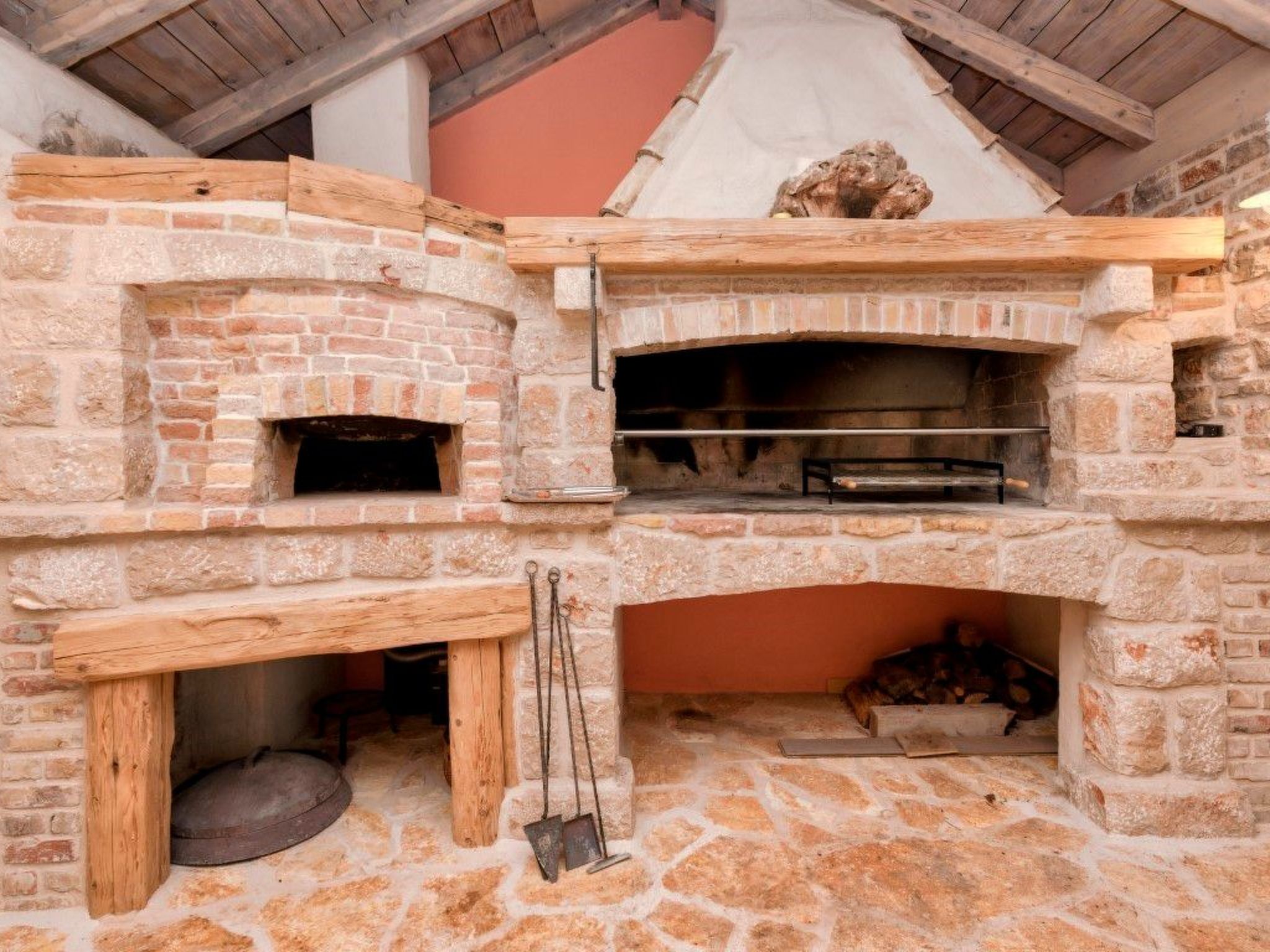 Villa Aristea bestehend aus drei Häusern-Drinnen