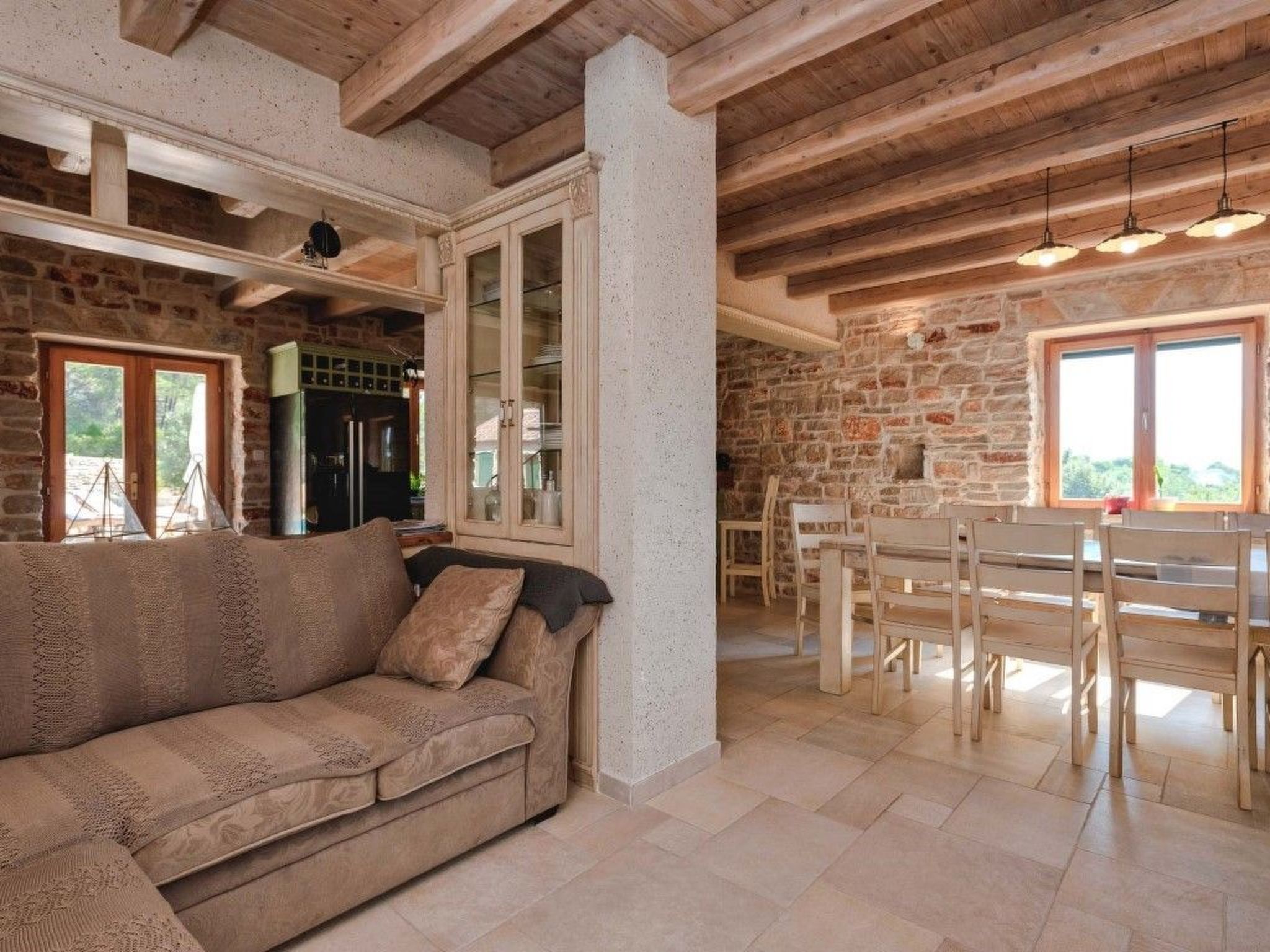 Villa Aristea bestehend aus drei Häusern-Drinnen