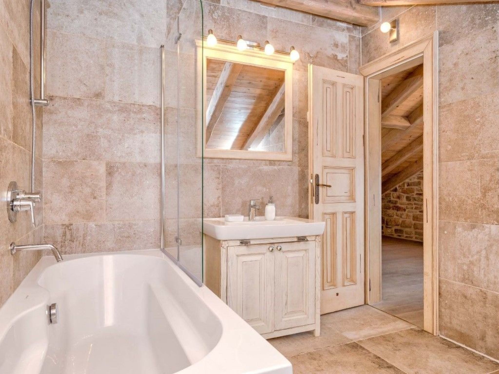 Villa Aristea bestehend aus drei Häusern-Drinnen