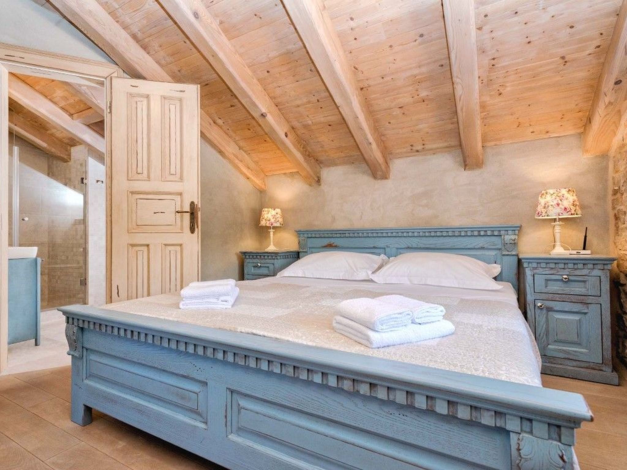 Villa Aristea bestehend aus drei Häusern-Drinnen