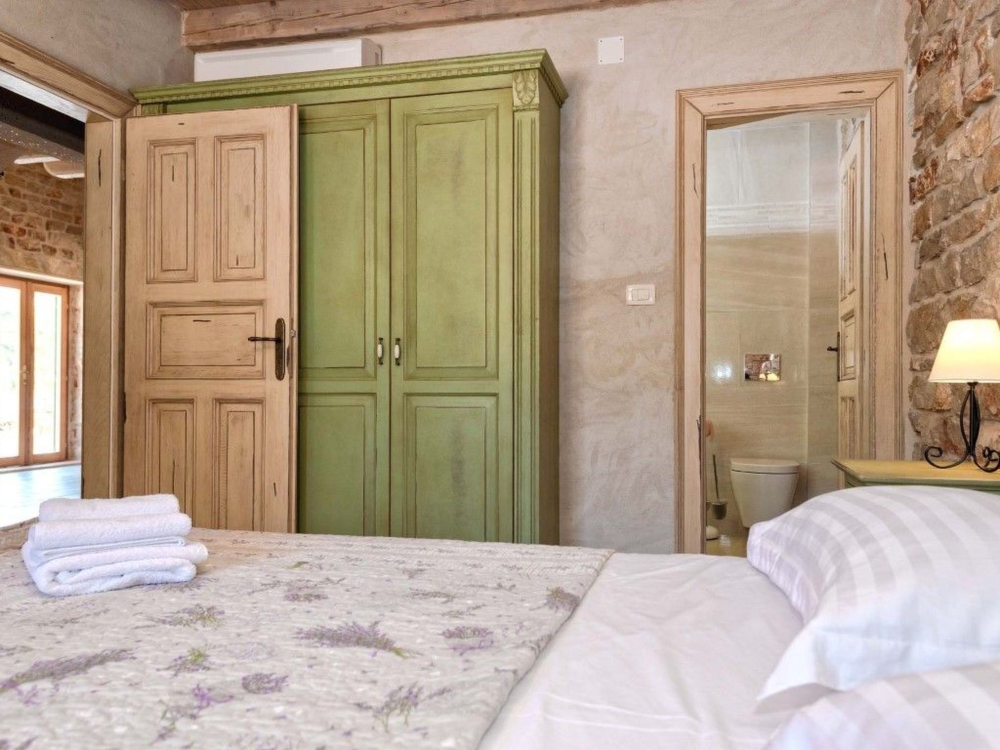 Villa Aristea bestehend aus drei Häusern-Drinnen