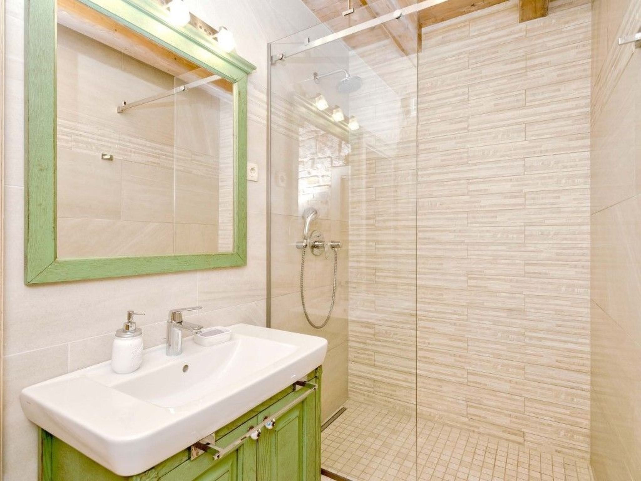 Villa Aristea bestehend aus drei Häusern-Drinnen