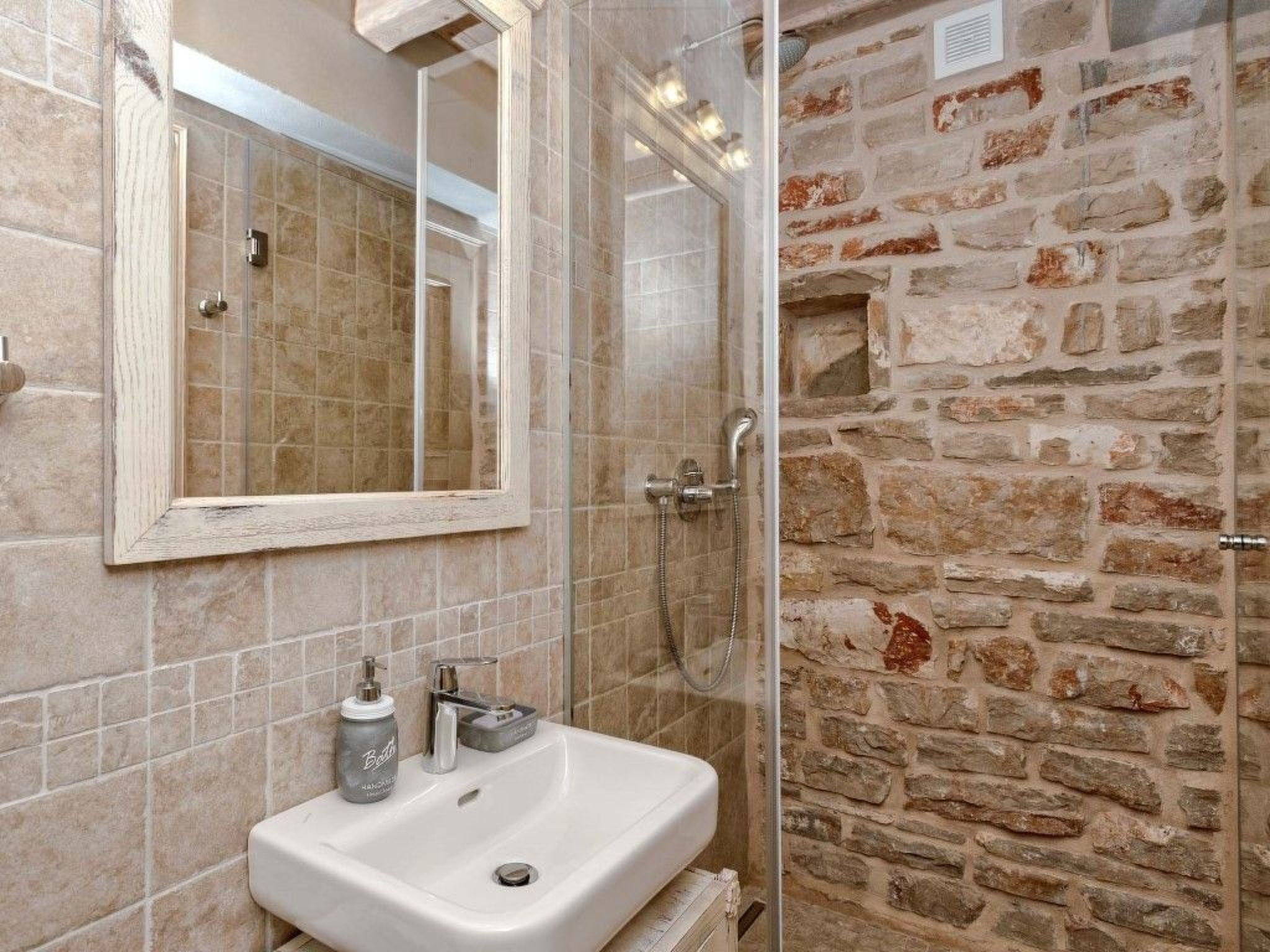 Villa Aristea bestehend aus drei Häusern-Drinnen