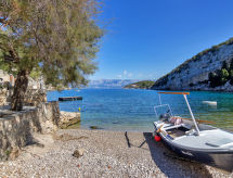 Knusse studio aan zee op Hvar – strand op 10 meter - thumbnail 5