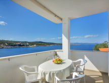 Cico: Appartement direct aan zee op Hvar, 10 meter van het strand - thumbnail 1