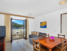 Cico: Appartement direct aan zee op Hvar, 10 meter van het strand - thumbnail 3