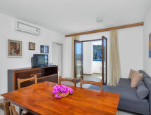 Cico: Appartement direct aan zee op Hvar, 10 meter van het strand - thumbnail 2