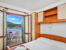 Knus appartement direct aan zee op Hvar – 10 meter van het strand - thumbnail 2