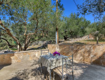 Knus appartement direct aan zee op Hvar – 10 meter van het strand - thumbnail 1
