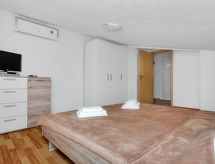 Cico: Idyllisch vakantieappartement aan zee op Hvar, 10m van het strand - thumbnail 4