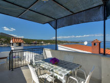 Cico: Idyllisch vakantieappartement aan zee op Hvar, 10m van het strand - thumbnail 1