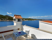 Cico: Idyllisch vakantieappartement aan zee op Hvar, 10m van het strand - thumbnail 5