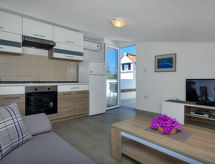 Cico: Idyllisch vakantieappartement aan zee op Hvar, 10m van het strand - thumbnail 2