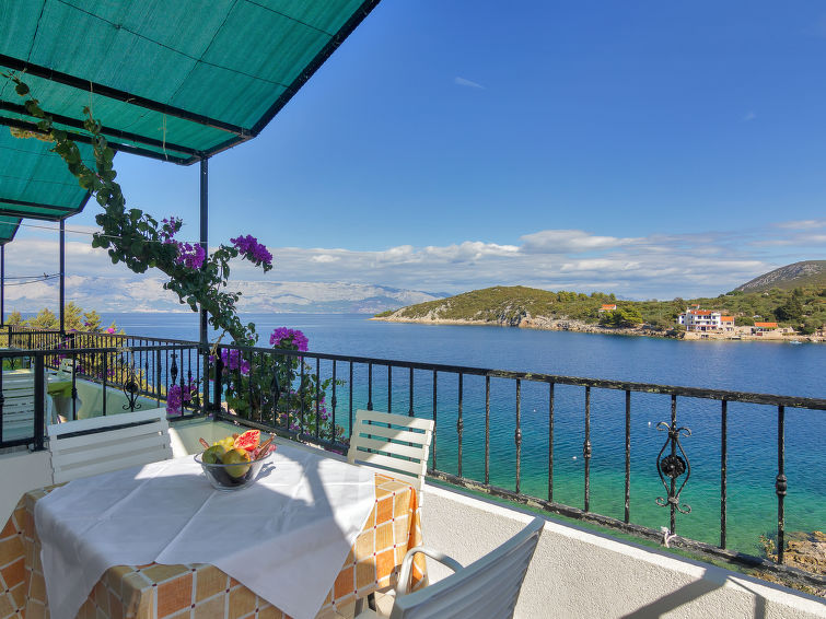 Knus appartement Rubin direct aan zee op Hvar in Hvar/Pokrivenik