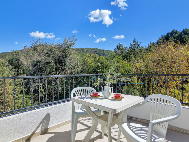 Aan zee: Ruim appartement Rubin met zeezicht in Pokrivenik in Hvar/Pokrivenik