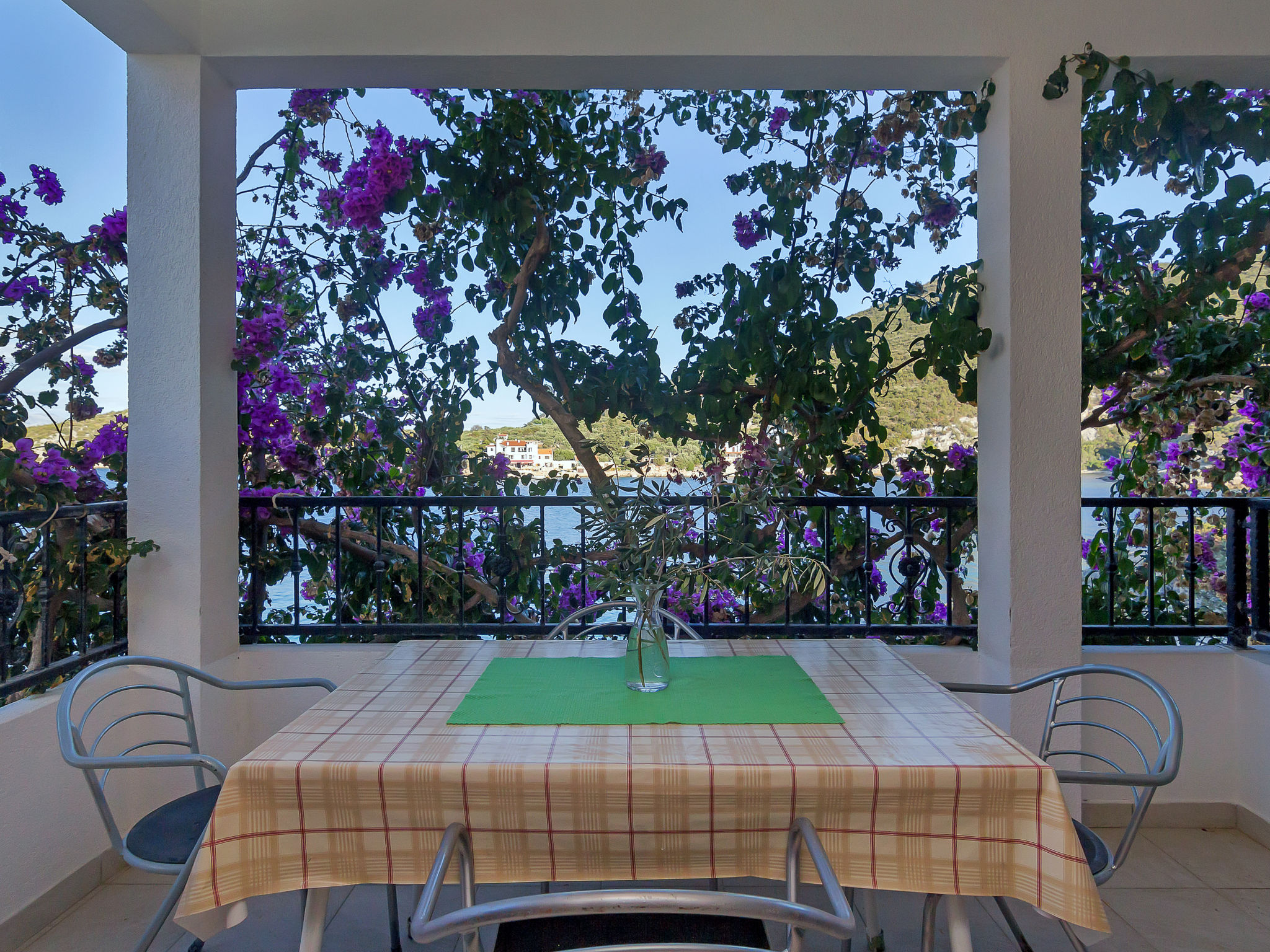 Appartement 2-kamers 36 m2 op de 1e verdieping, op het oosten gelegen. Woon-/eetkamer met Sat-TV (Flatscreen TV), air-conditioning. Uitgang naar het terras. 1 kamer met 1 bed (90 cm, lengte 200 cm), 1..