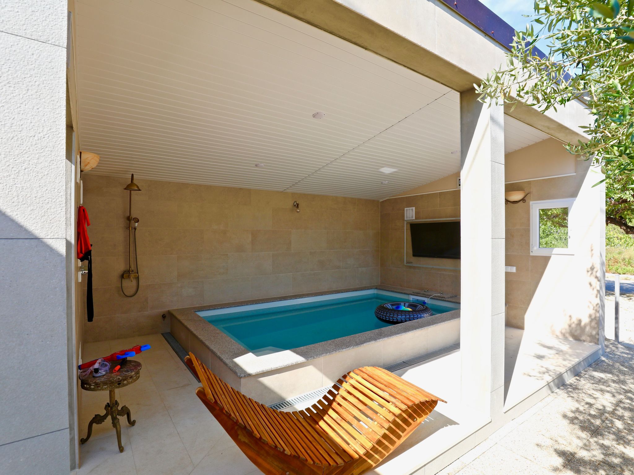 Manora Sucuraj Pool Gästehaus-Dedans