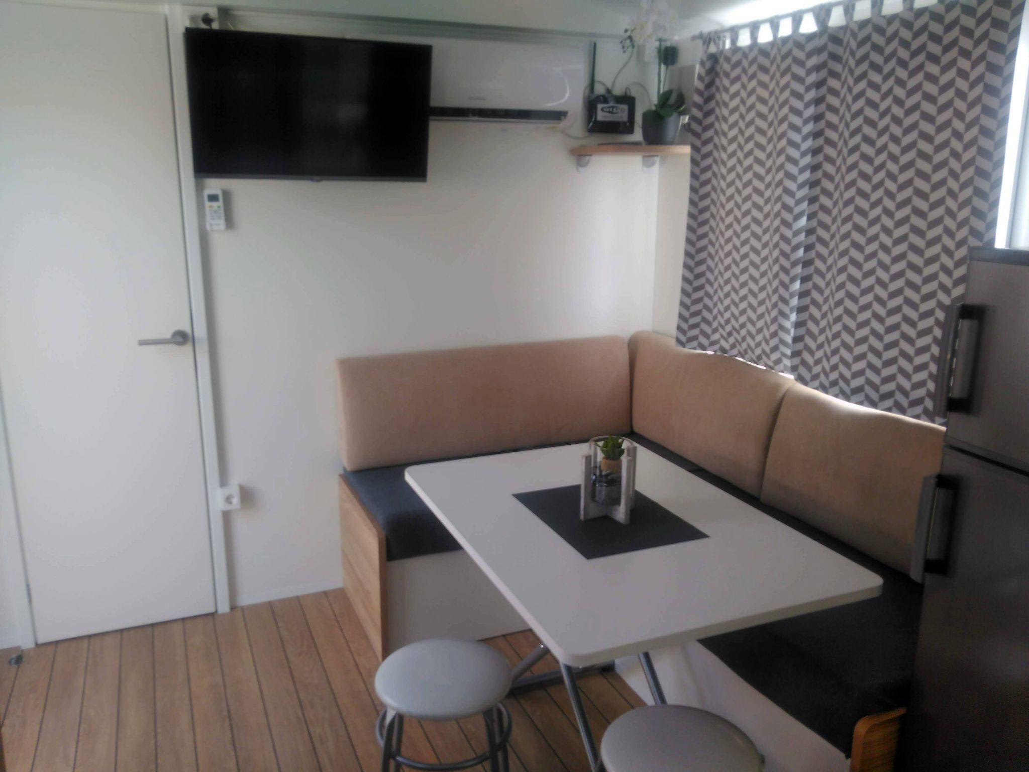 Manora Sucuraj Pool Gästehaus-Dedans