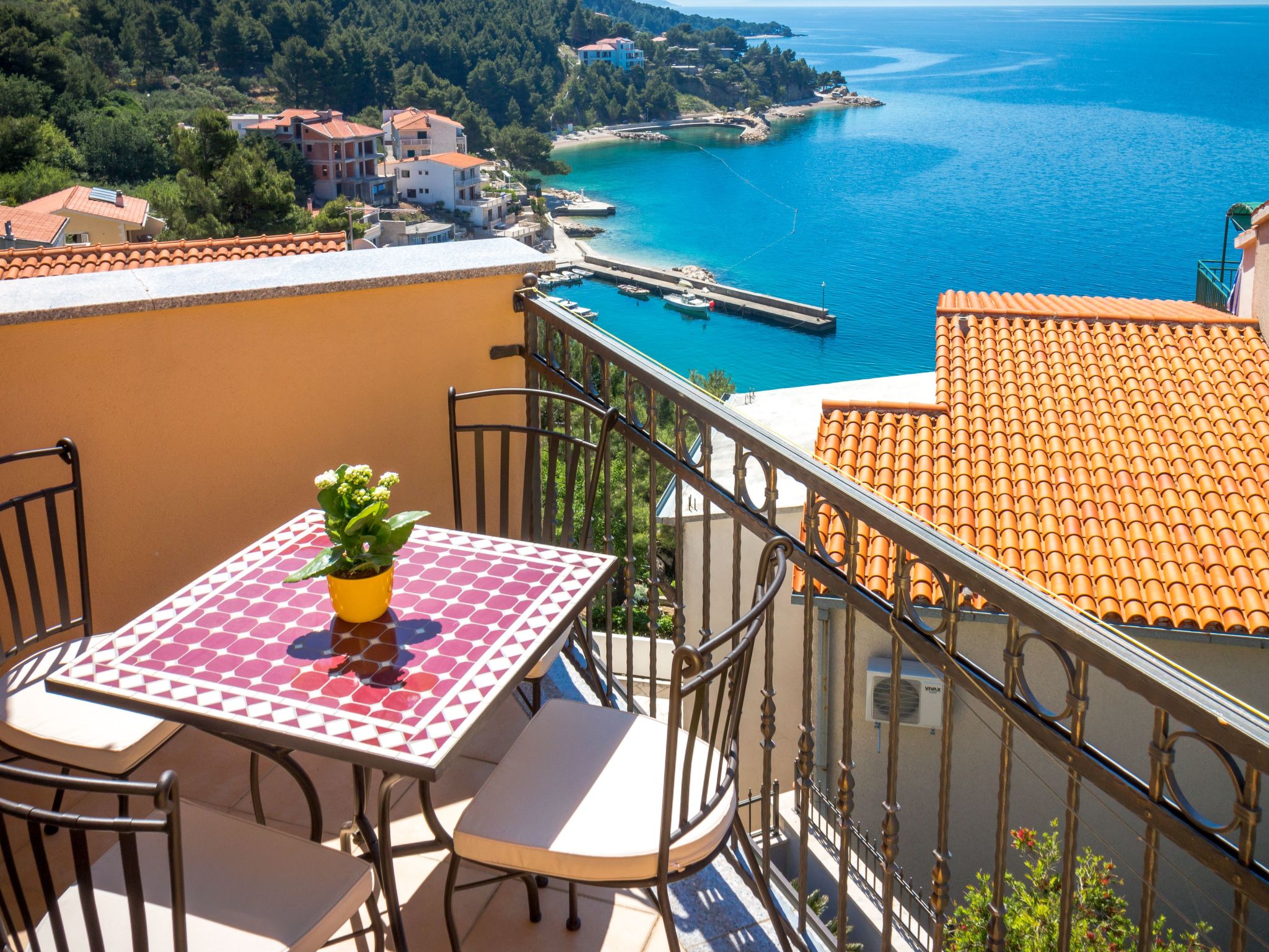 Wohnung im zweiten Stock mit Balkonen-Binnen