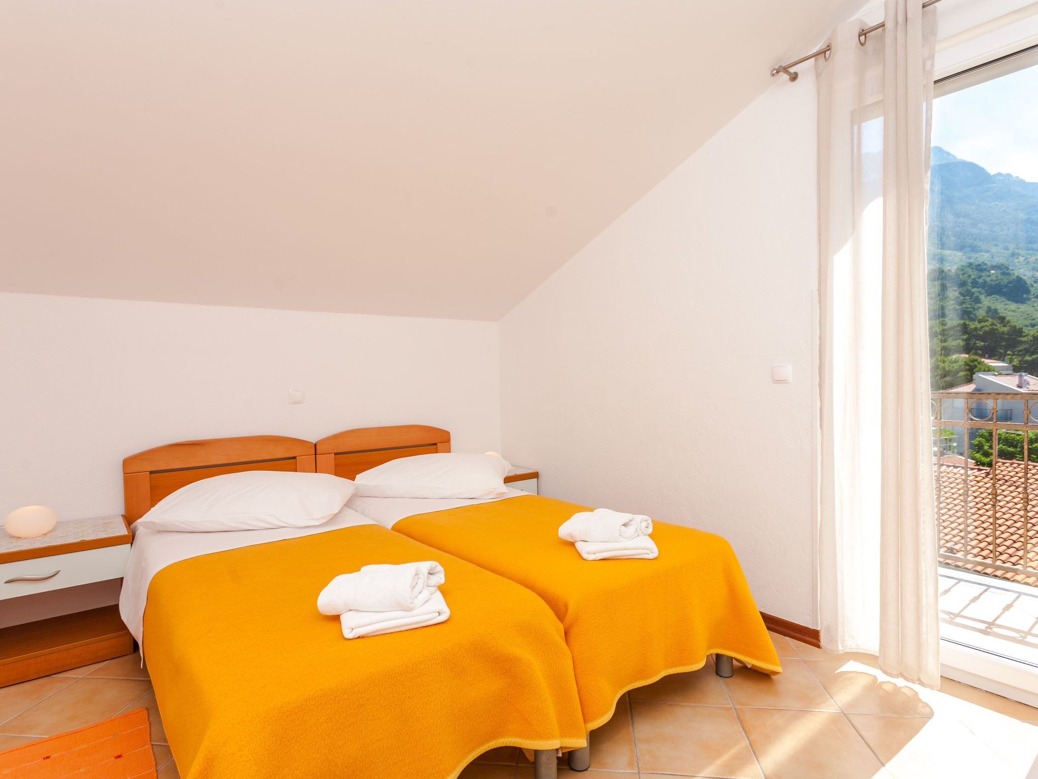 Wohnung im zweiten Stock mit Balkonen-Binnen