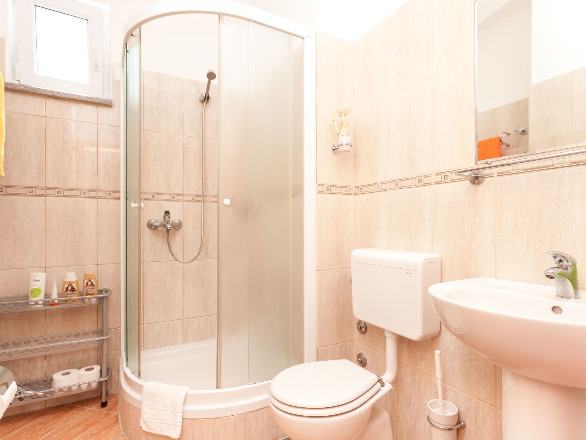 Wohnung im zweiten Stock mit Balkonen-Binnen