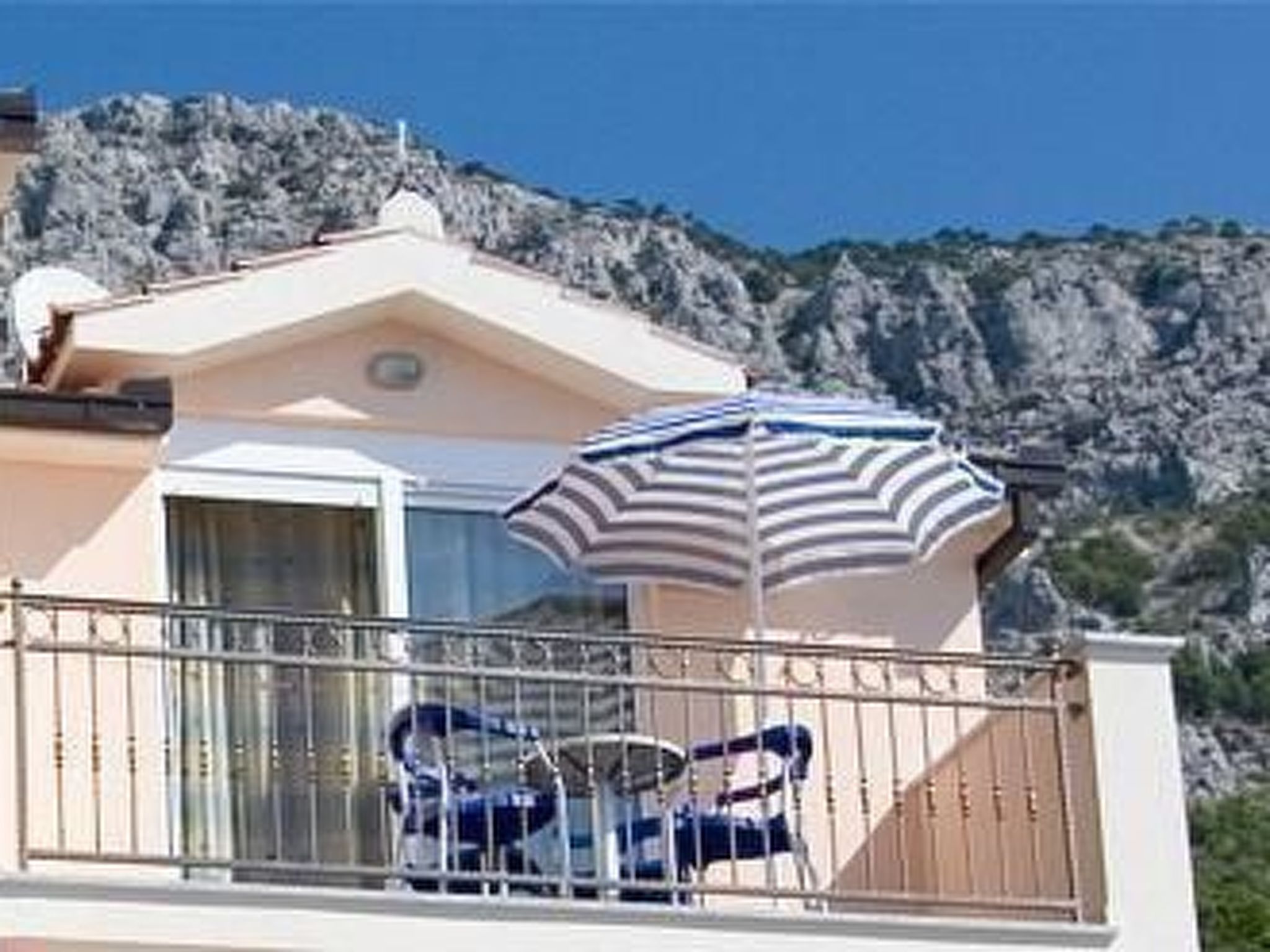 Wohnung im zweiten Stock mit Balkonen-Binnen