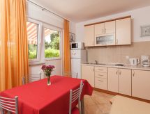 Sfeervol appartement op de begane grond, 100 meter van zee in Brela - thumbnail 2