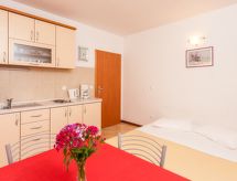 Sfeervol appartement op de begane grond, 100 meter van zee in Brela - thumbnail 4