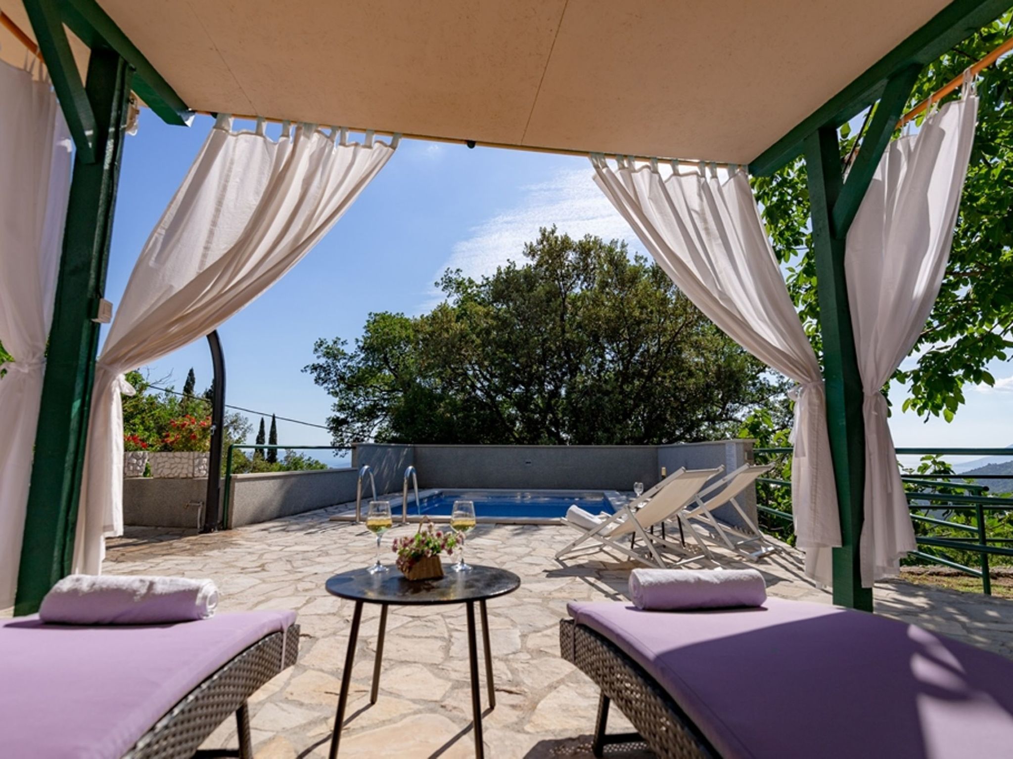 "Nikola" mit privatem Pool-Inside