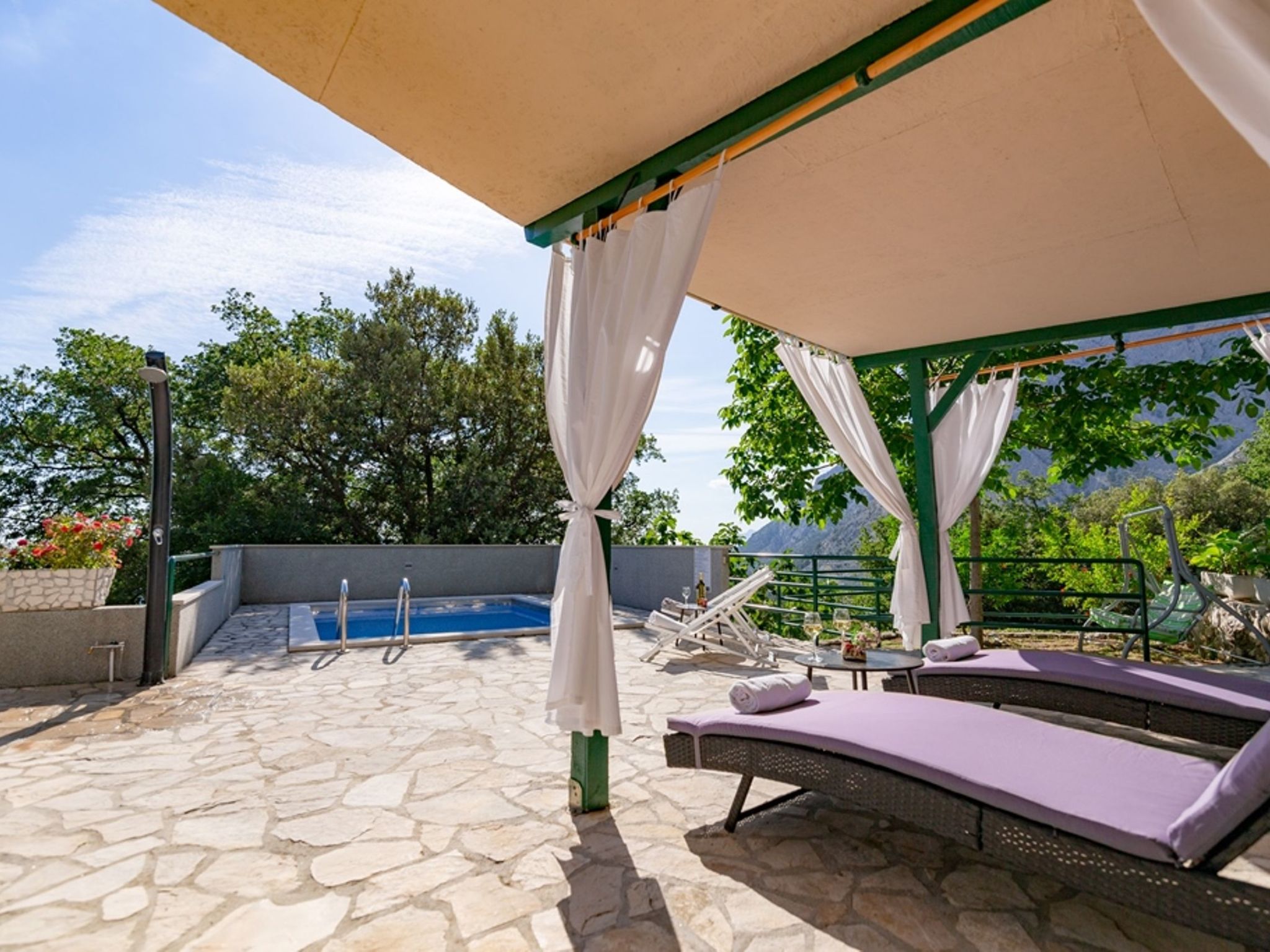 "Nikola" mit privatem Pool-Inside