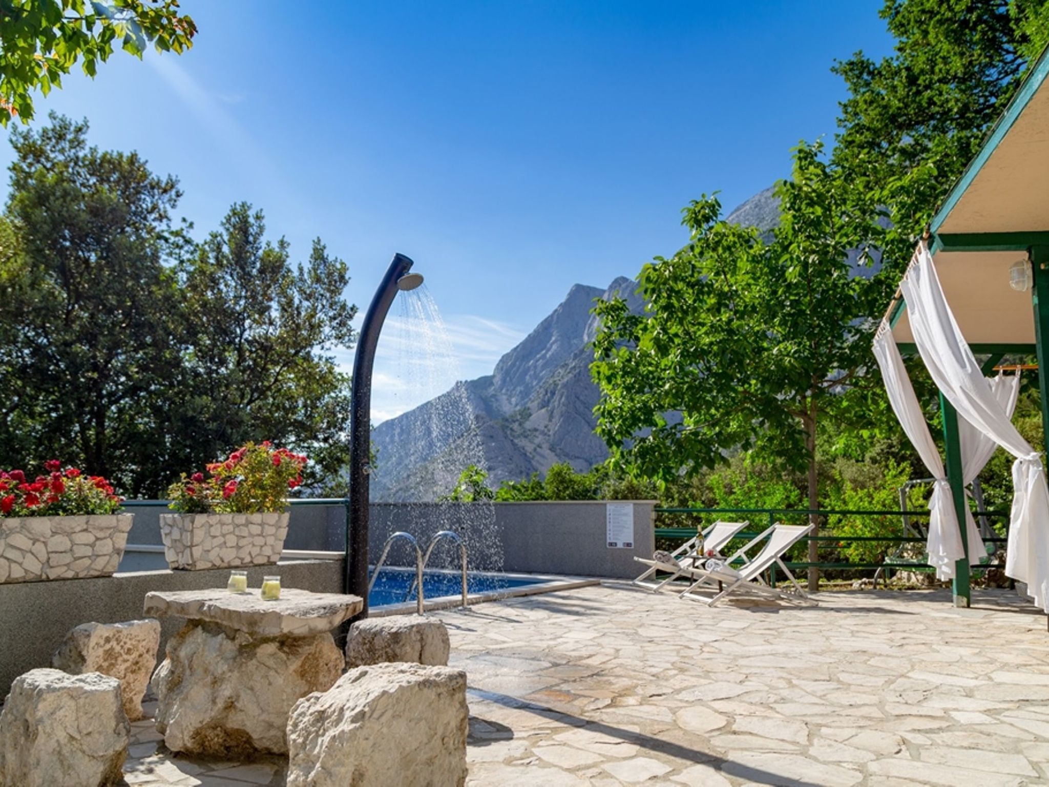 "Nikola" mit privatem Pool-Inside