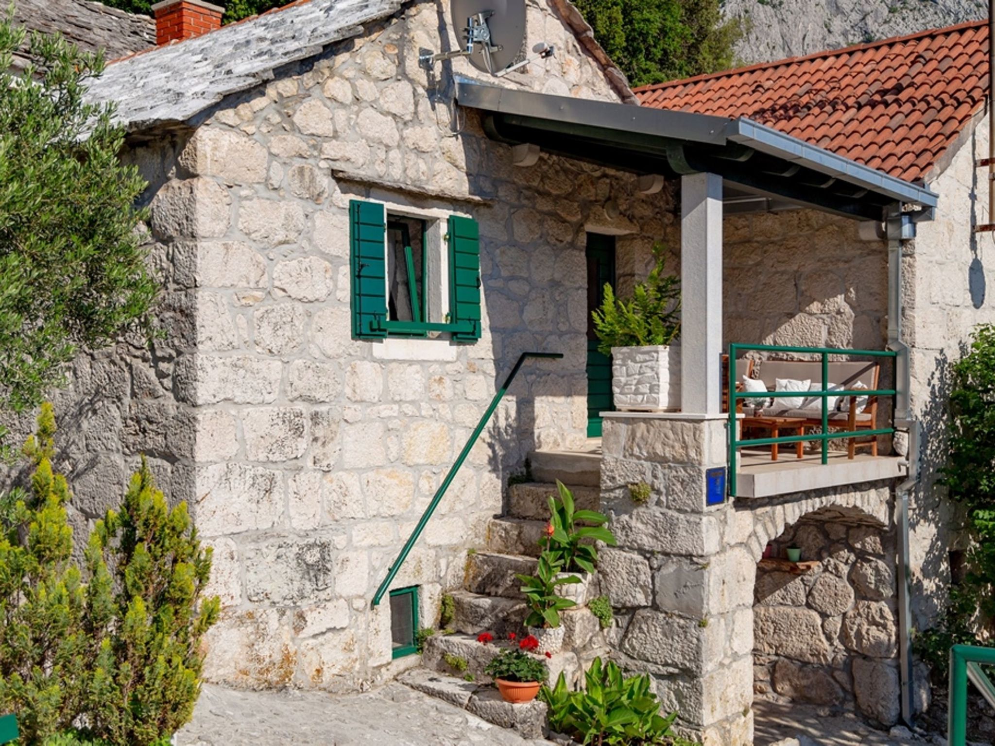 "Nikola" mit privatem Pool-Inside