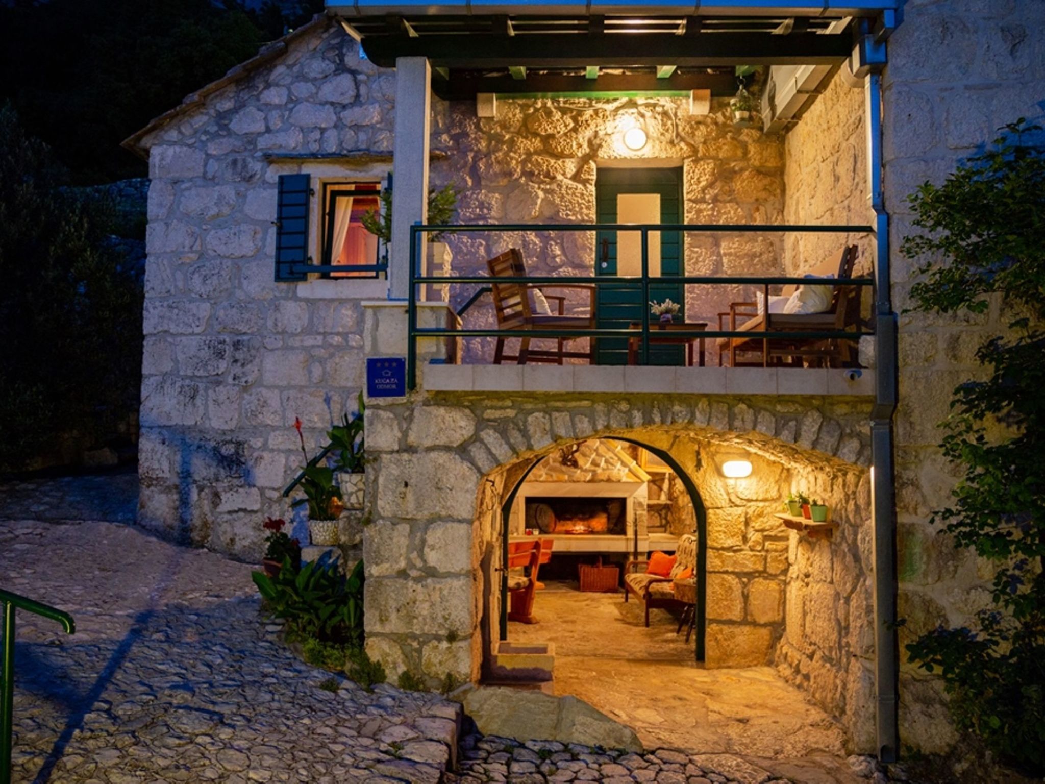 "Nikola" mit privatem Pool-Inside