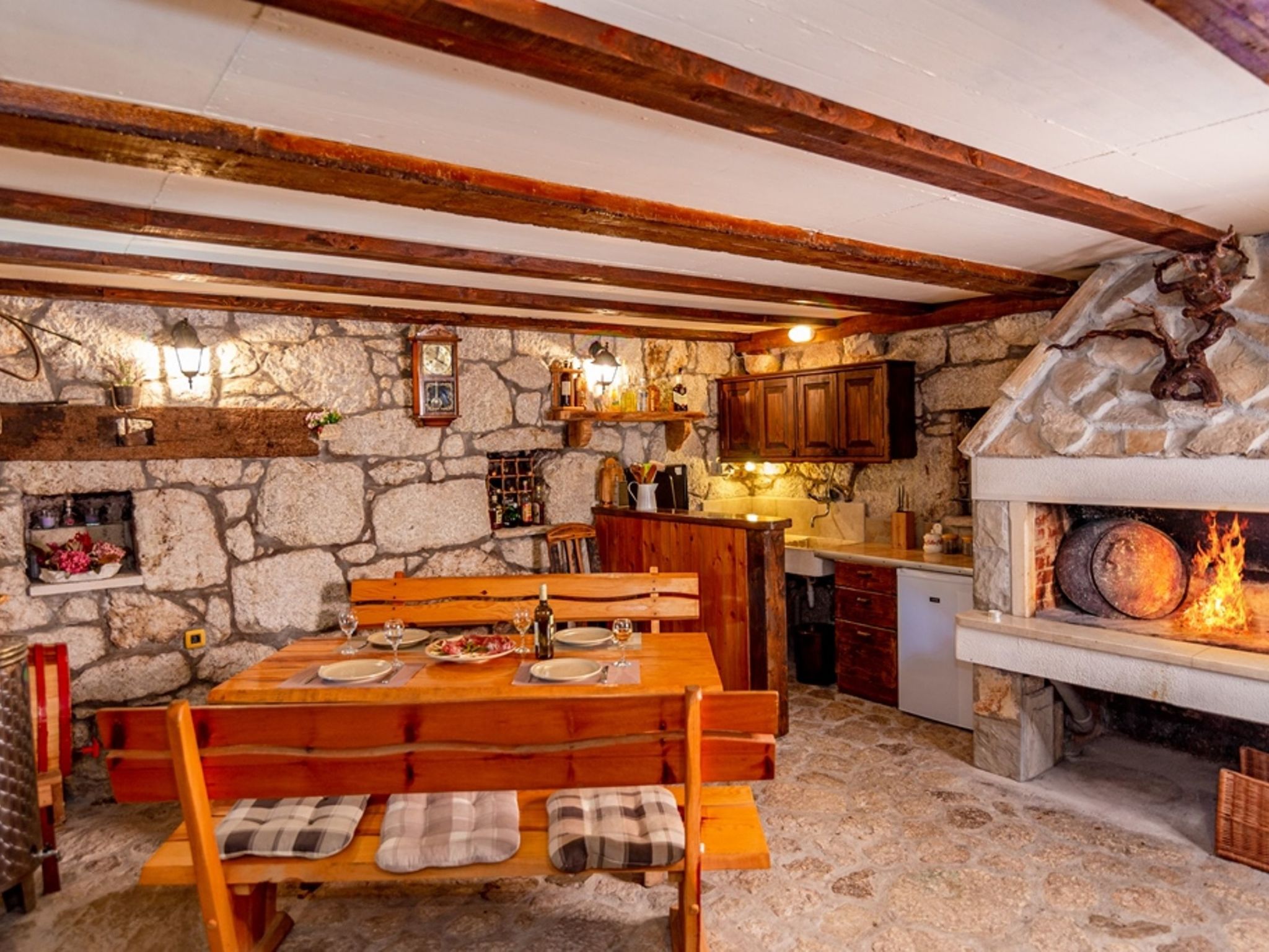 "Nikola" mit privatem Pool-Inside