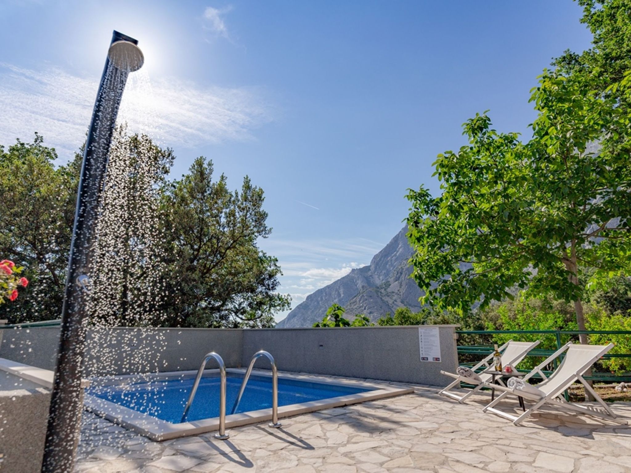 "Nikola" mit privatem Pool-Inside