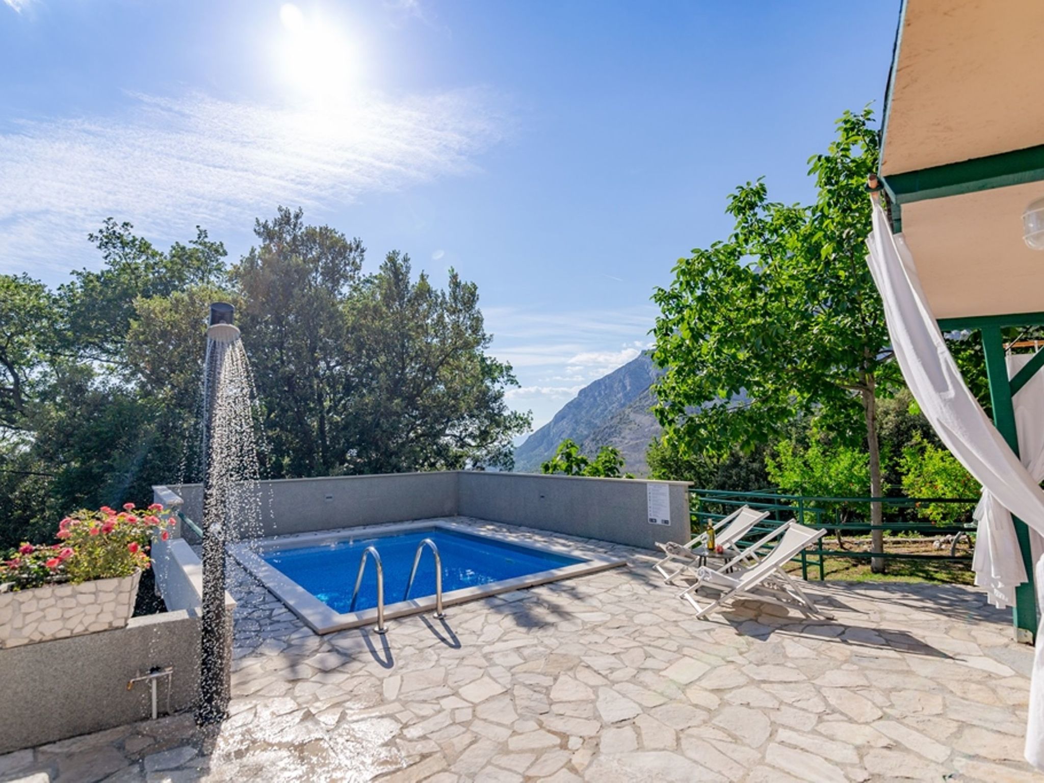 "Nikola" mit privatem Pool-Inside