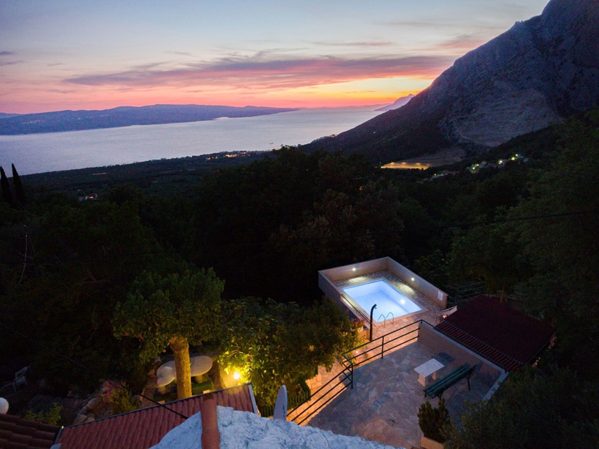 "Nikola" mit privatem Pool-Inside