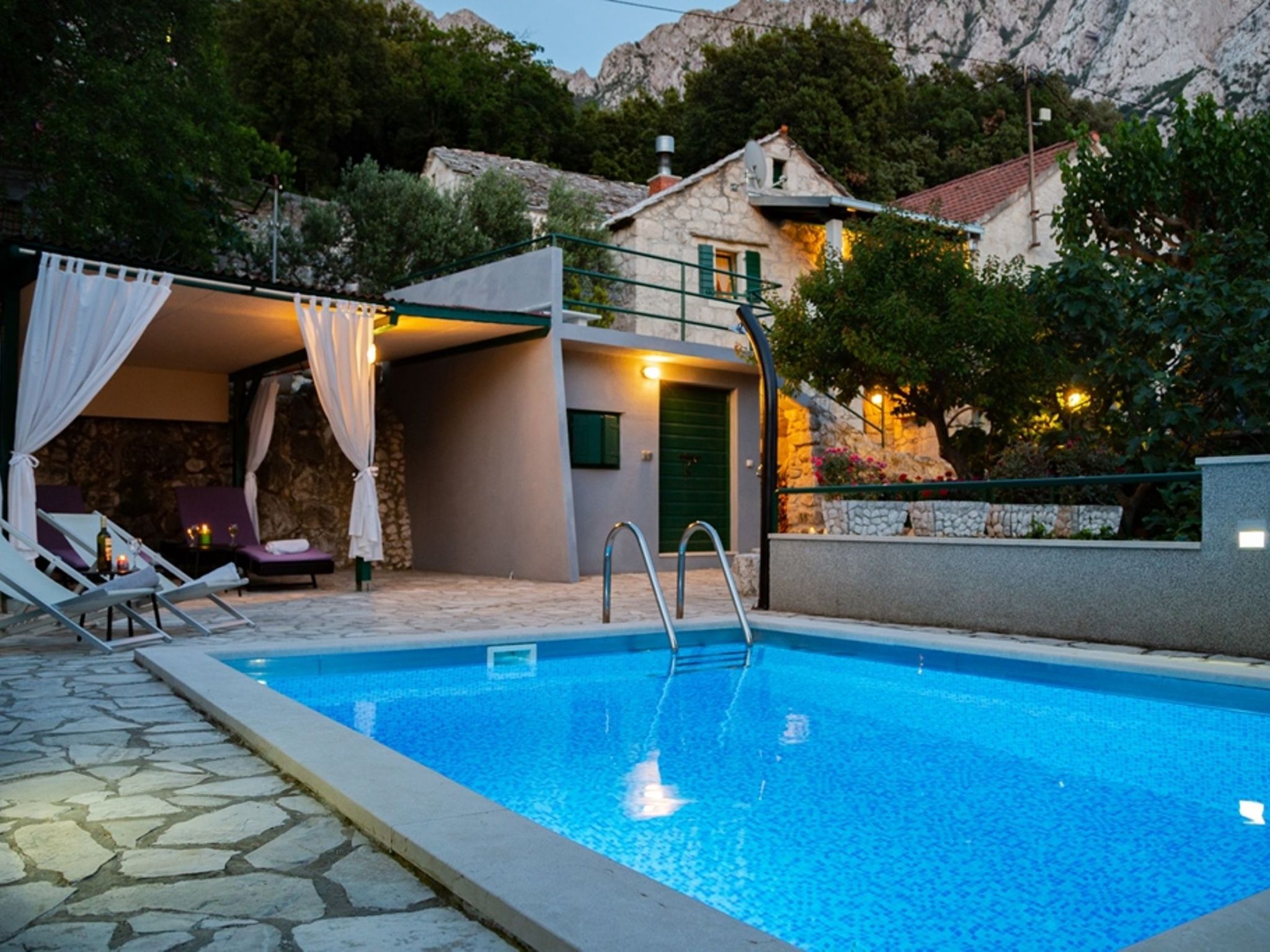 "Nikola" mit privatem Pool-Inside