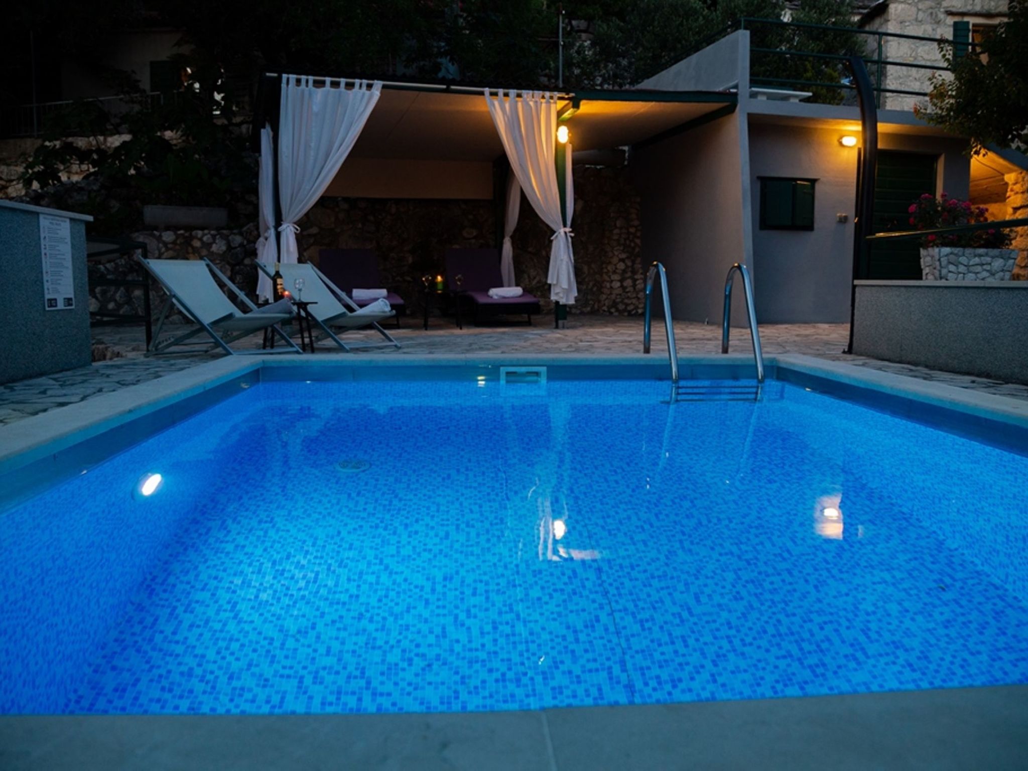 "Nikola" mit privatem Pool-Inside