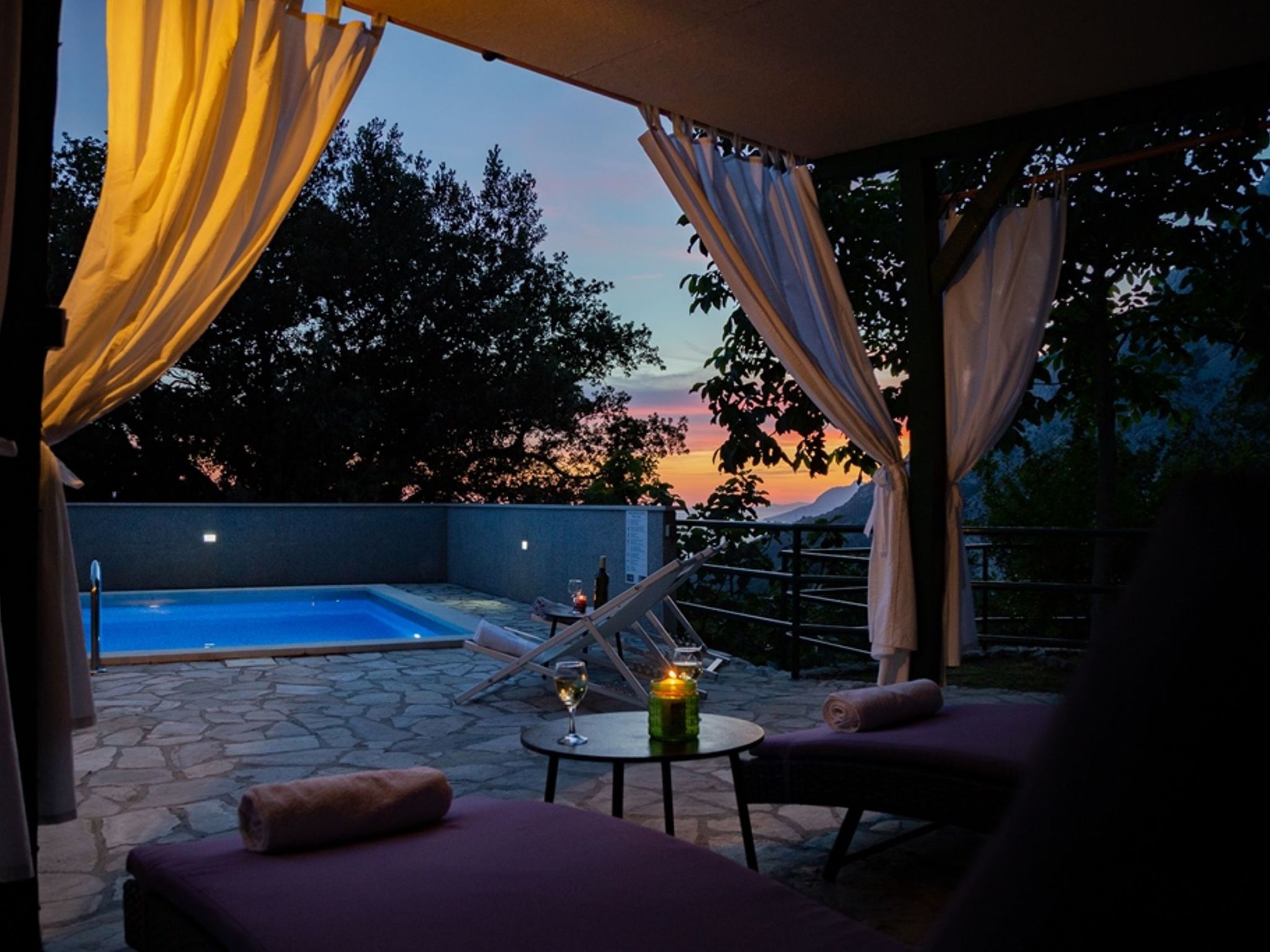 "Nikola" mit privatem Pool-Inside