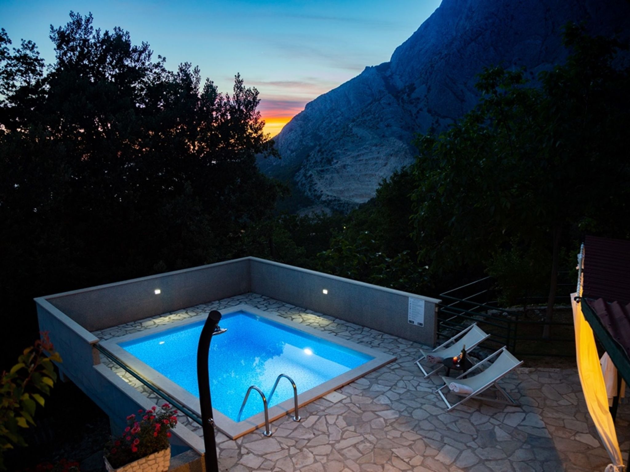 "Nikola" mit privatem Pool-Inside