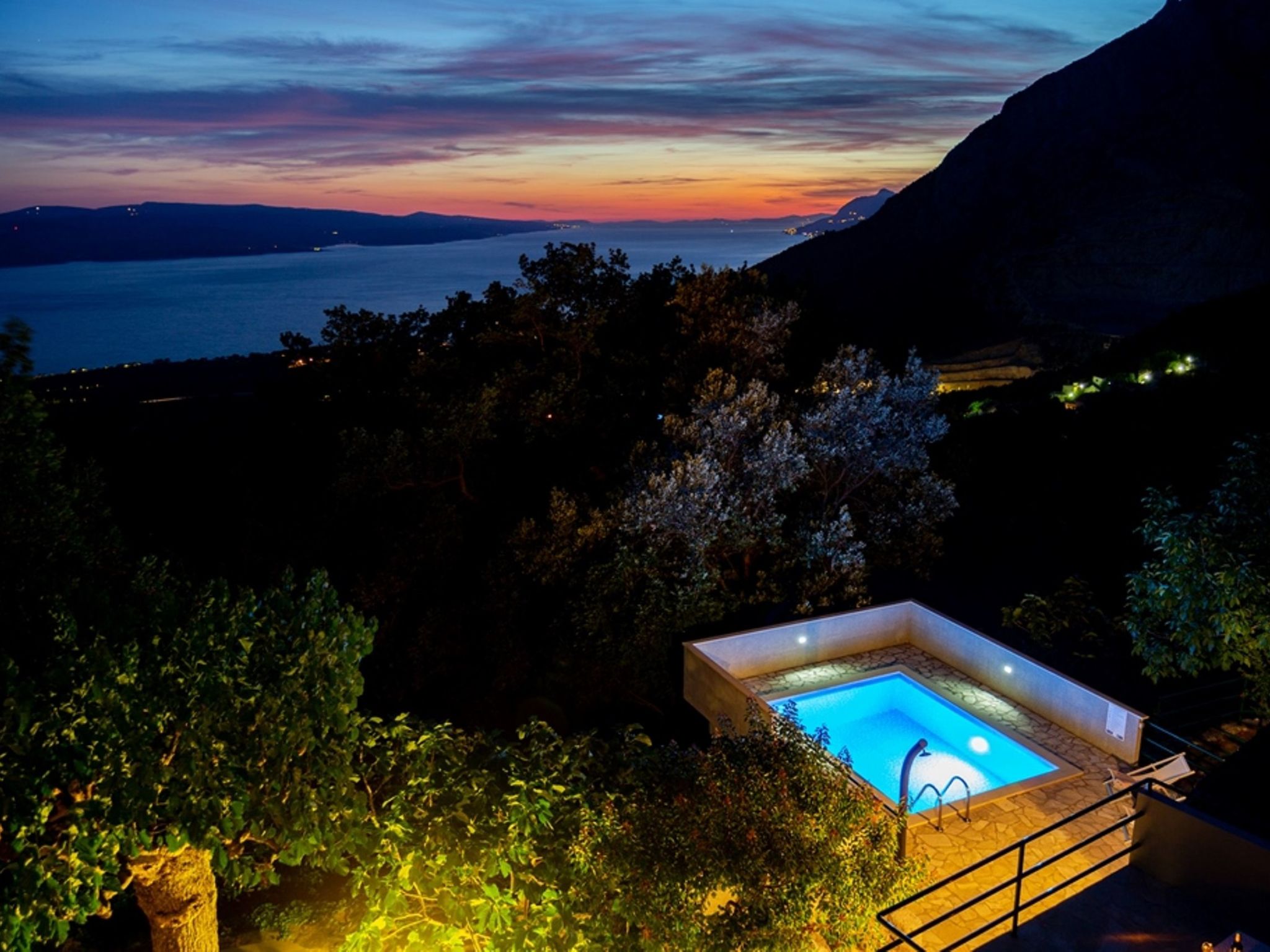 "Nikola" mit privatem Pool-Inside