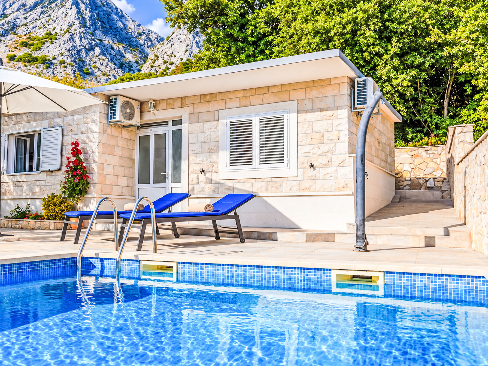 Günstiges Ferienhaus mit Pool und Meerblick — Terrace (3 of 27)