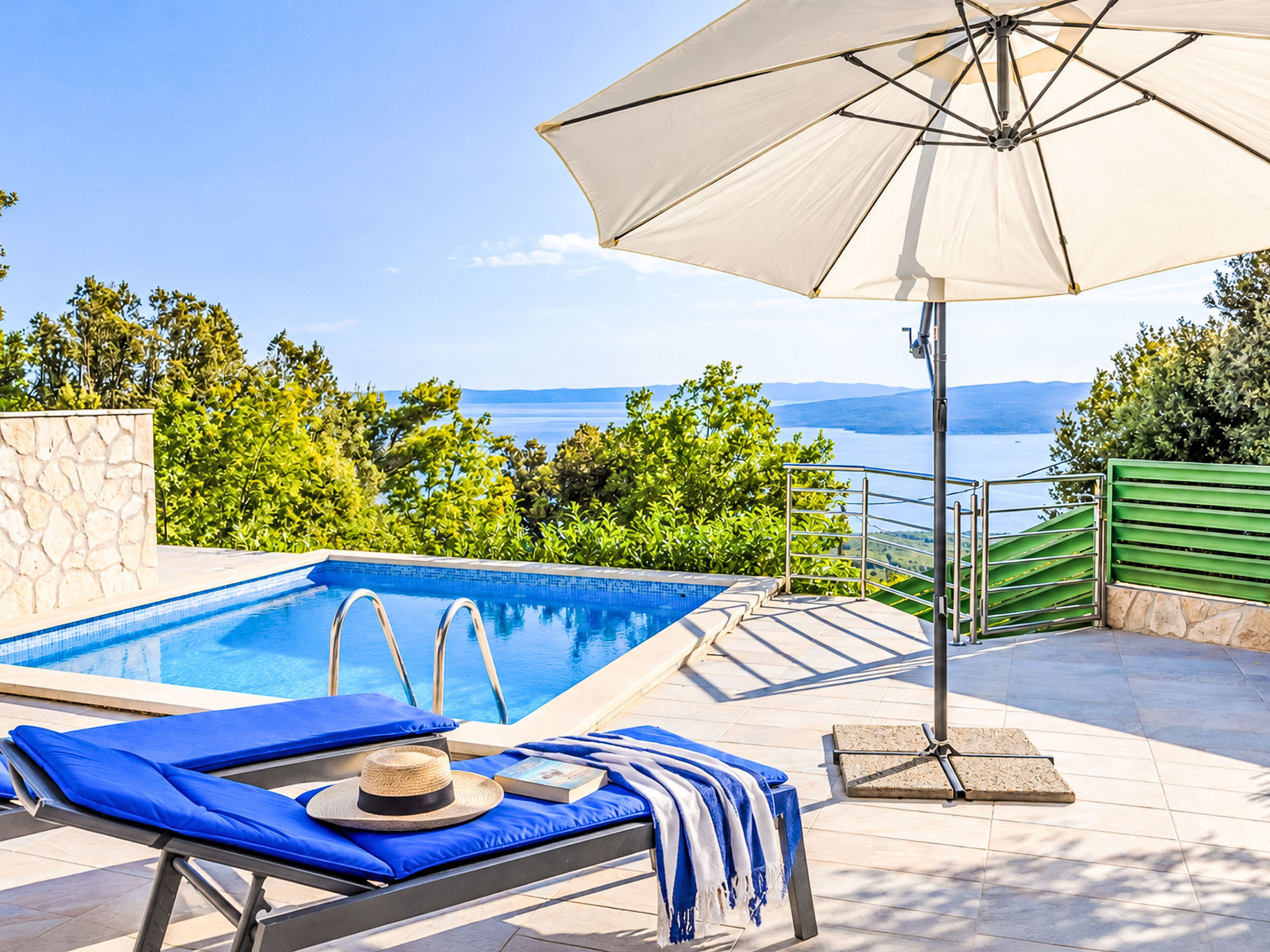 Günstiges Ferienhaus mit Pool und Meerblick — Terrace (1 of 27)