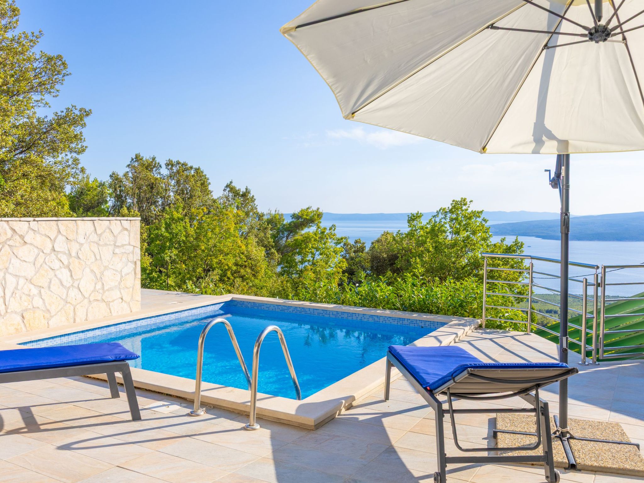 Günstiges Ferienhaus mit Pool und Meerblick