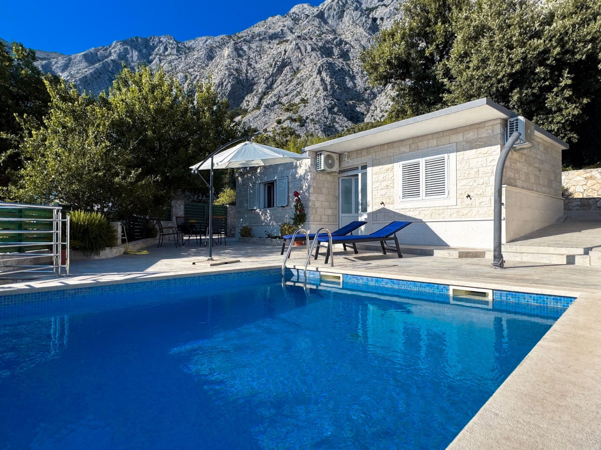Günstiges Ferienhaus mit Pool und Meerblick-Inside