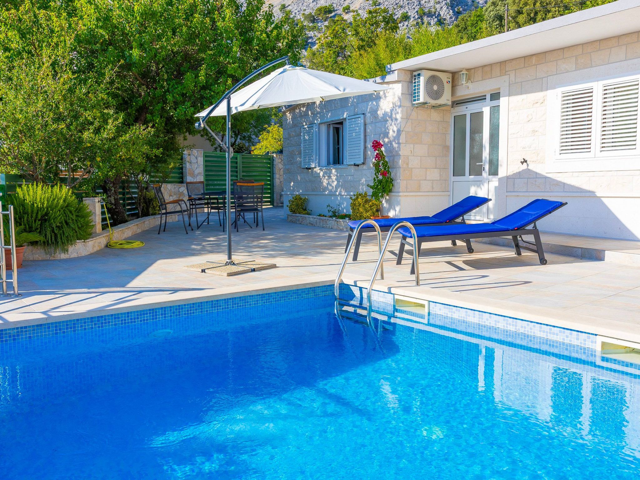 Günstiges Ferienhaus mit Pool und Meerblick-Inside