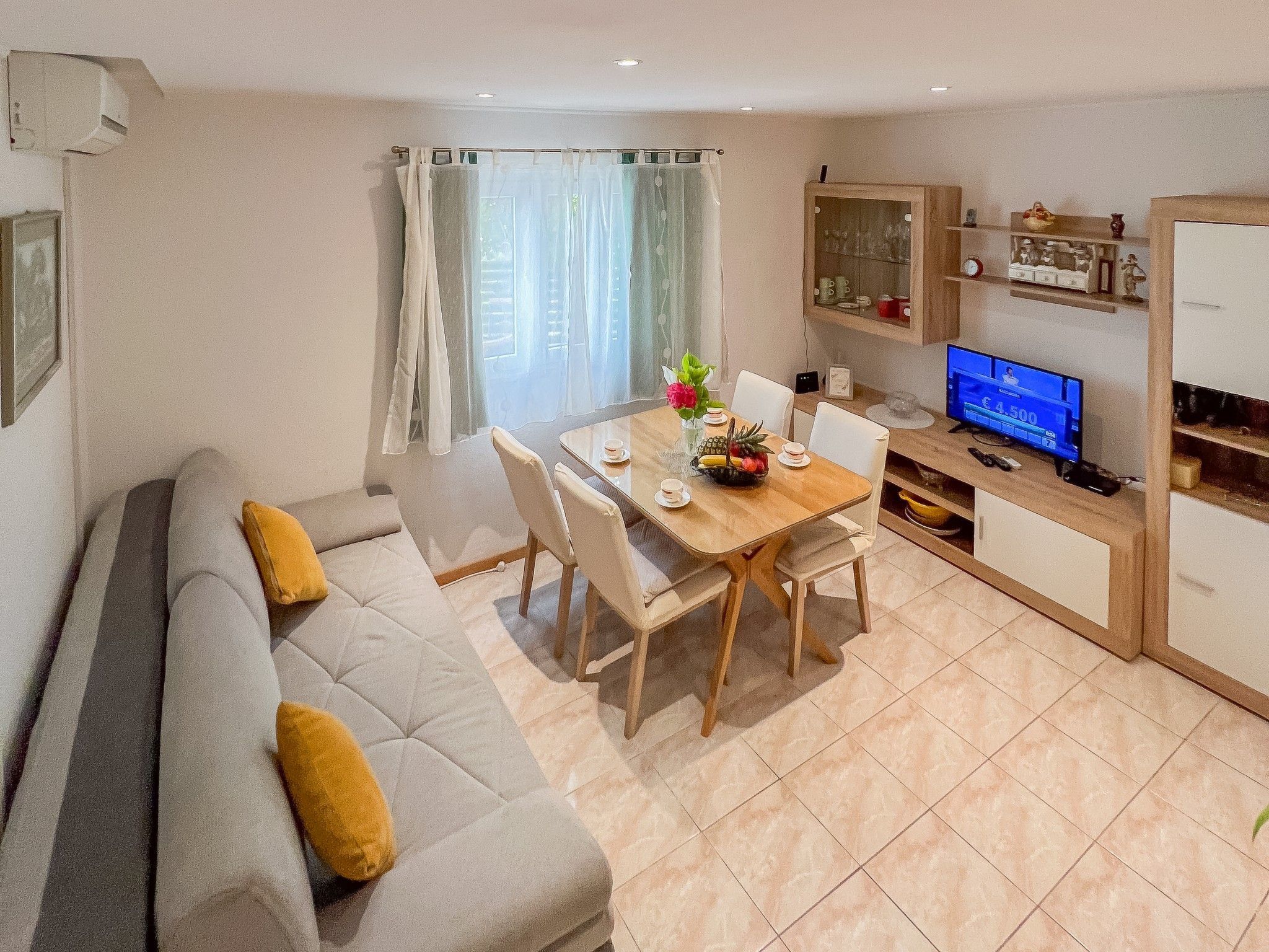 Günstiges Ferienhaus mit Pool und Meerblick-Inside